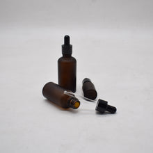 Charger l&#39;image dans la galerie, 20 ml - Compte-gouttes en verre ambre dépoli bouchon en plastique noir avec sécurité enfant (1 pièce) - Essentials 4 oils
