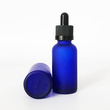 Charger l&#39;image dans la galerie, 15 ml - Compte-gouttes en verre bleu dépoli bouchon en plastique noir avec sécurité enfant (1 piece) - Essentials 4 oils
