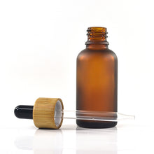 Load image into Gallery viewer, 20 ml - Compte-gouttes luxe en verre ambre dépoli bouchon Bamboo (1 pièce) - Essentials 4 oils
