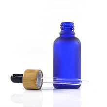 Load image into Gallery viewer, 20 ml - Compte-gouttes de luxe en verre bleu dépoli bouchon Bambou (1 pièce) - Essentials 4 oils
